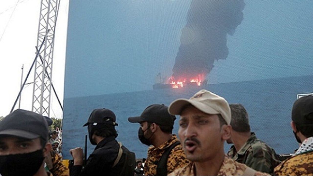 ইরান-সমর্থিত হুতিদের হামলায় ডাচ পণ্যবাহী জাহাজে আগুন, ক্রুদের উদ্ধার