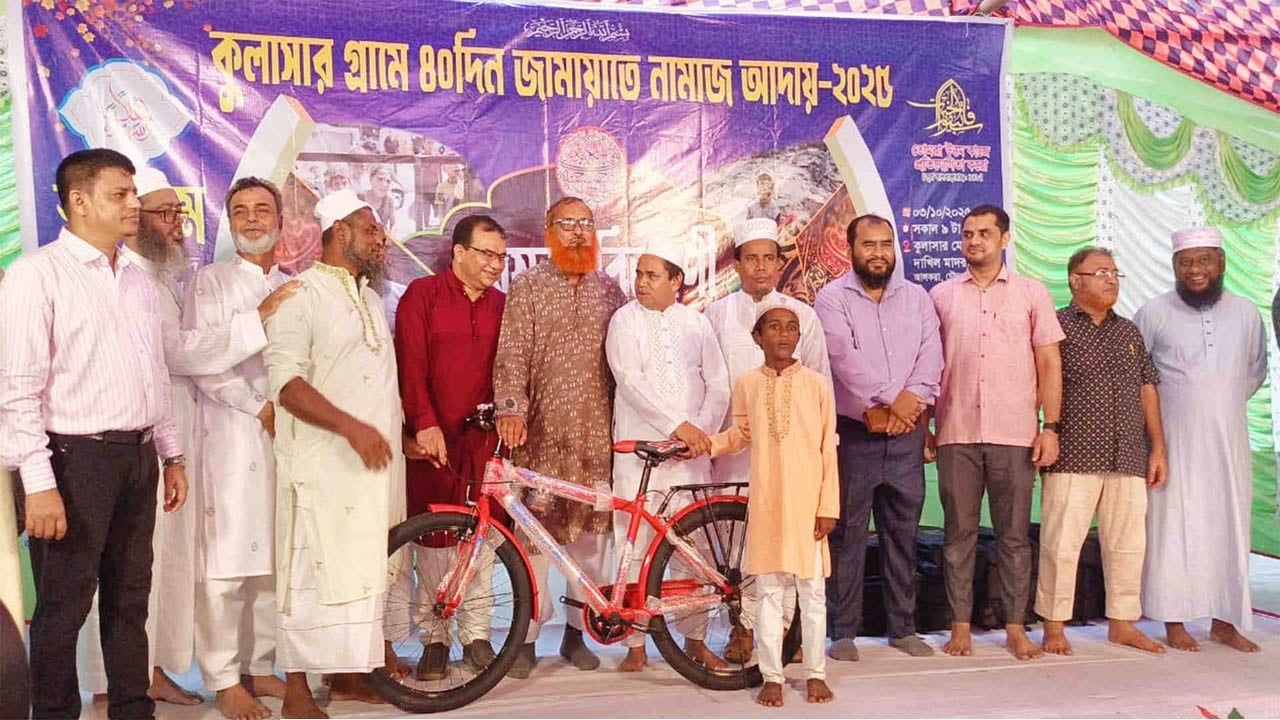 চৌদ্দগ্রামে টানা ৪০ দিন জামাতে নামাজে অংশগ্রহণকারী ১৪৮ শিশু-কিশোরকে উপহার