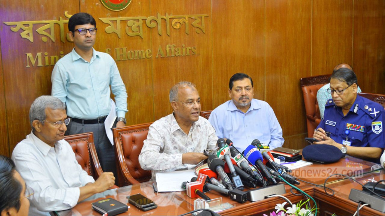 অসুরের মুখে দাঁড়ি: ফ্যাসিস্ট বুদ্ধিজীবীদের ষড়যন্ত্রের ইঙ্গিত দিলেন স্বরাষ্ট্র উপদেষ্টা