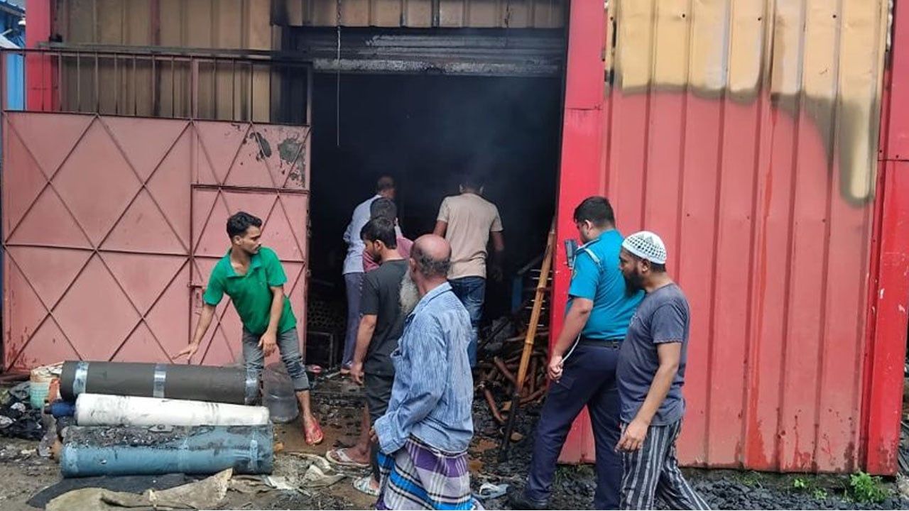 গাজীপুরে কাটিং কারখানায় অগ্নিকাণ্ড, পুড়ে গেল কাপড় ও মেশিনপত্র