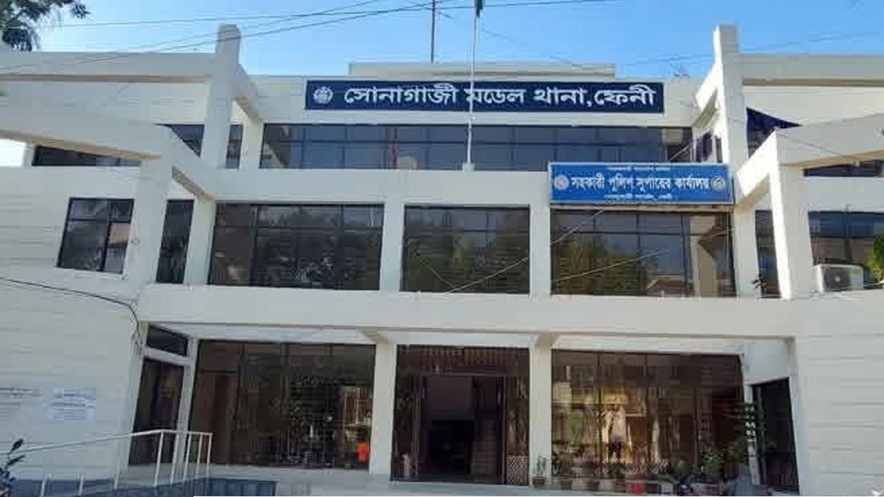 ফেনীতে ওয়ারেন্টভুক্ত আসামিকে ধরতে গিয়ে পুলিশের ওপর হামলা, শটগান ও ওয়াকিটকি লুটের ঘটনা