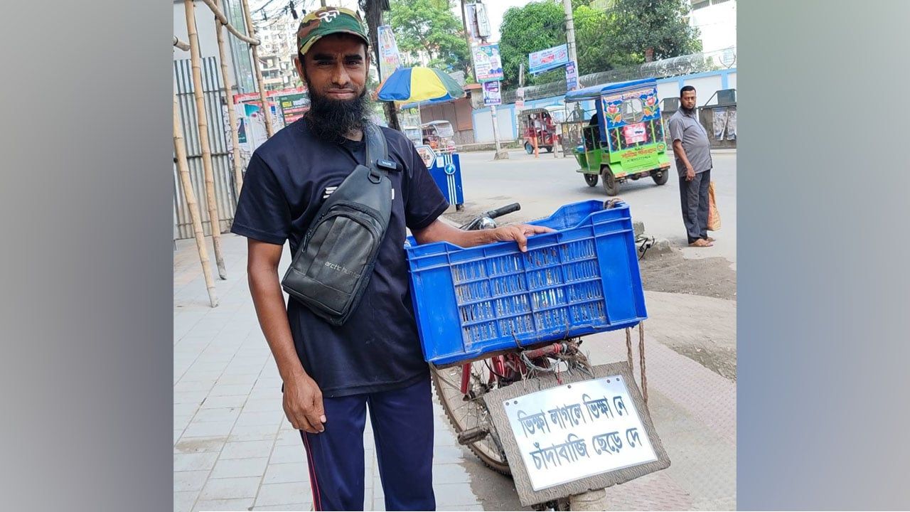 চাঁদাবাজির বিরুদ্ধে সাইকেলে ঘুরে প্রতিবাদ, প্রশংসায় ভাসছেন মাদ্রাসাছাত্র সেলিম