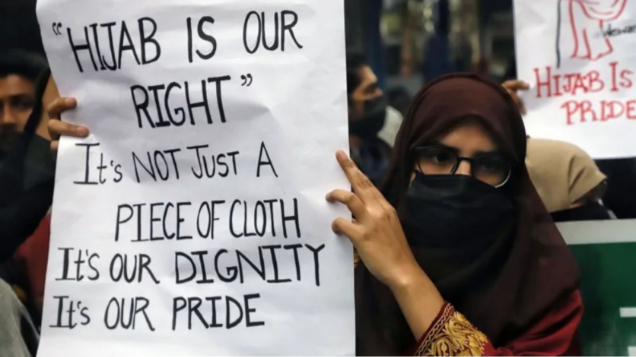 কেরালায় স্কুলে হিজাব নিষেধাজ্ঞা: মানসিক চাপে বিদ্যালয় বদল করল অষ্টম শ্রেণির ছাত্রী