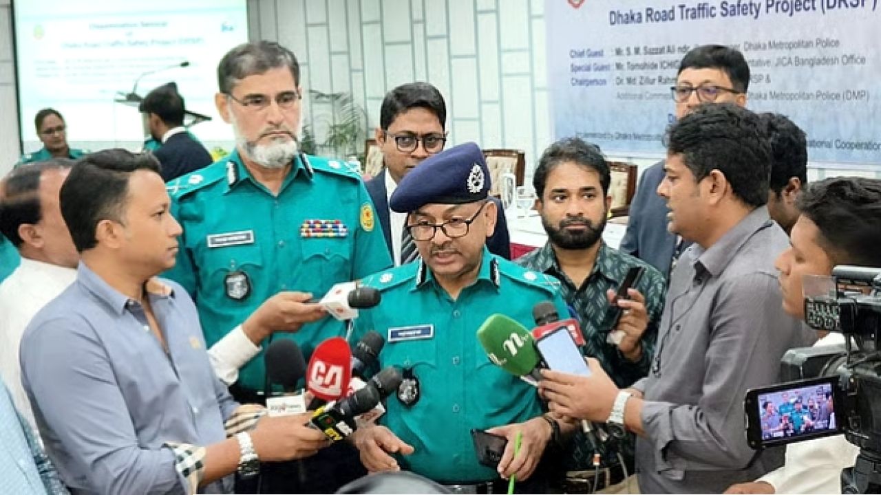 একটি নিষিদ্ধ দল এখন সোশ্যাল মিডিয়ায় বেশি সক্রিয়: ডিএমপি কমিশনার