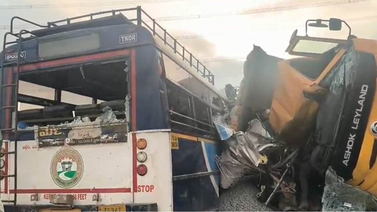 তেলেঙ্গানায় বাস-ট্রাক মুখোমুখি সংঘর্ষে ২৪ জন নিহত