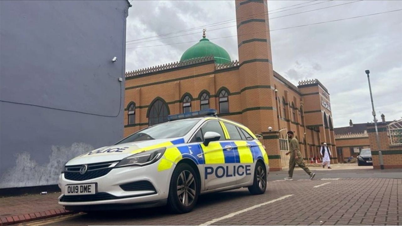 গত তিন মাসে যুক্তরাজ্যে ২৫ মসজিদে ২৭ দফা হামলা: মুসলিমবিরোধী ঘৃণার উত্থান উদ্বেগজনক