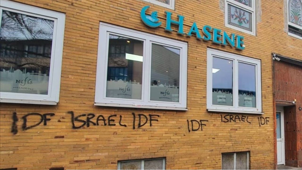 জার্মানির দুই তুর্কি মসজিদের দেয়ালে ইজরায়েল ও আইডিএফ লেখা