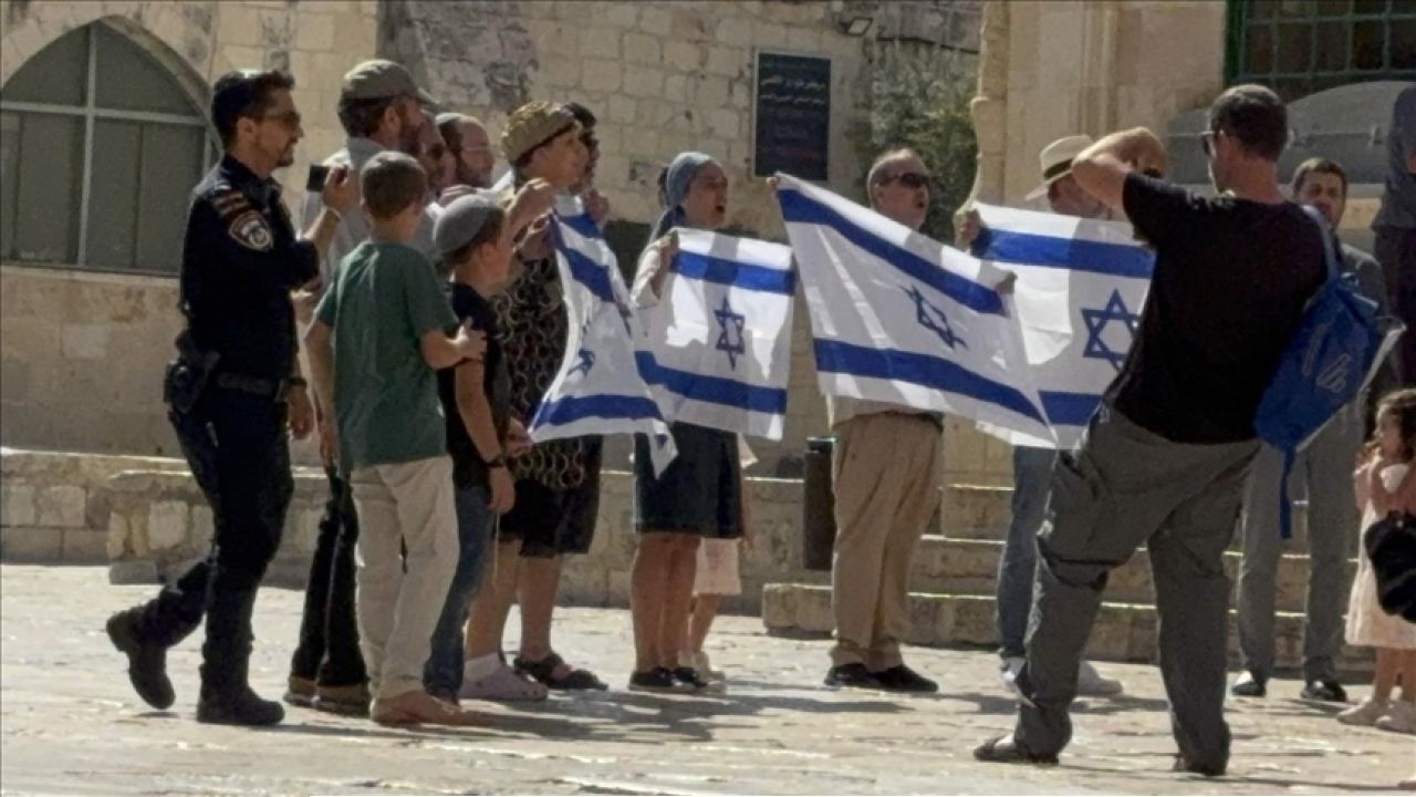 আল-আকসায় আবারও ইসরায়েলি দখলদারদের অনুপ্রবেশ
