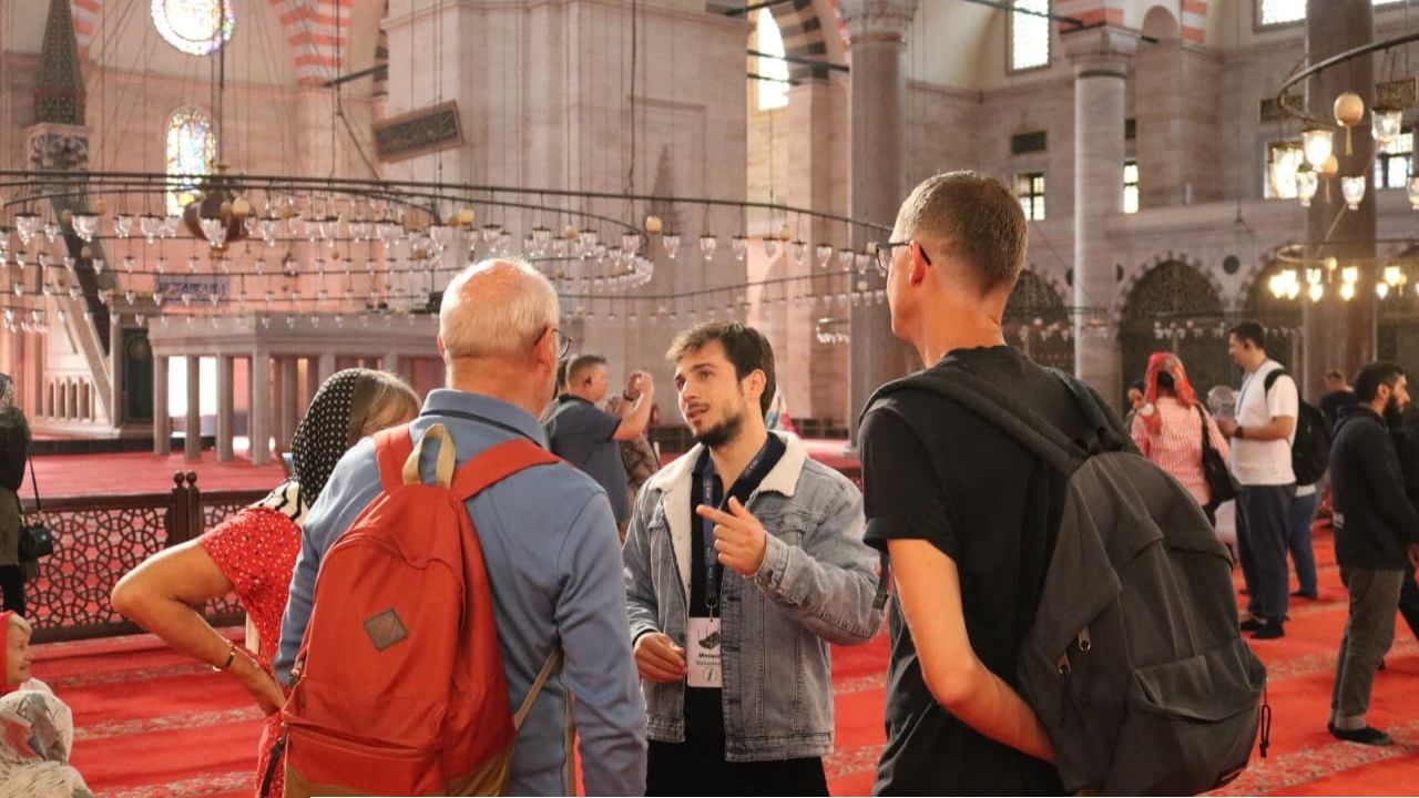 ইসলামোফোবিয়া মোকাবিলায় তুর্কি সংস্থার বিশ্বব্যাপী প্রচারণা: পাশে দাঁড়াচ্ছে নওমুসলিমদের