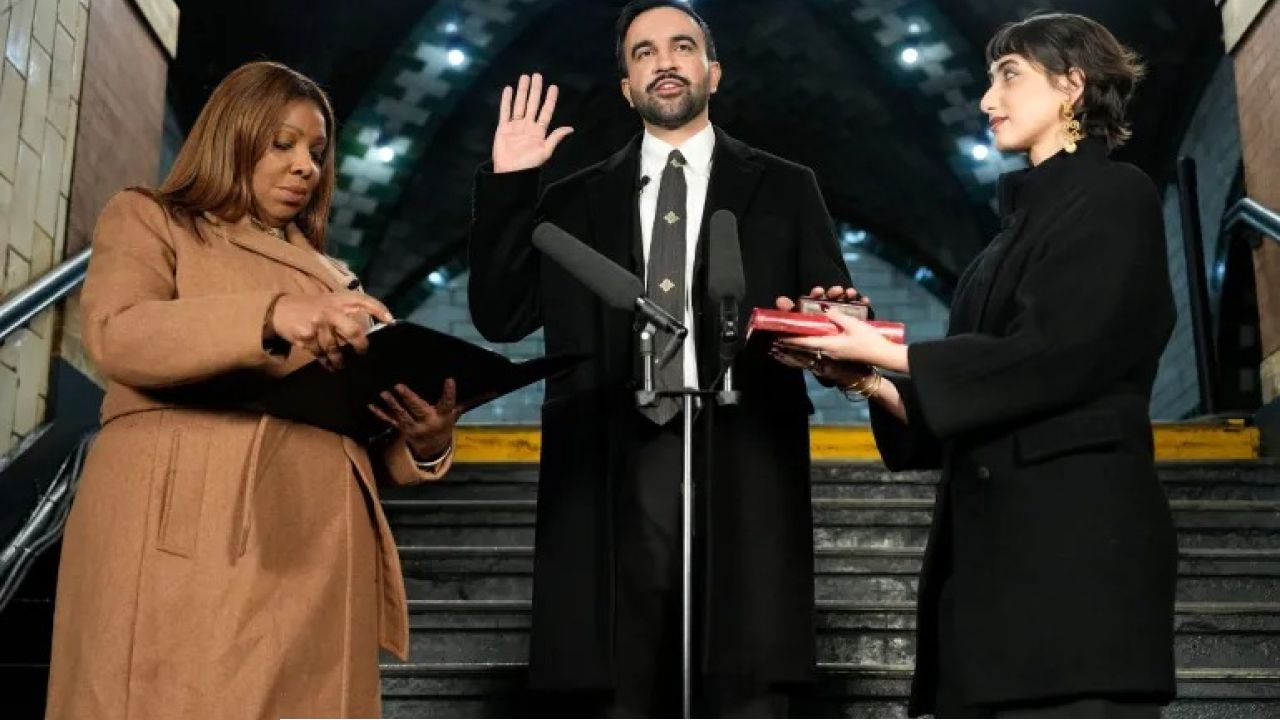 প্রথম মুসলিম মেয়র হিসেবে পবিত্র কোরআন ছুঁয়ে শপথ নিলেন জোহরান মামদানি