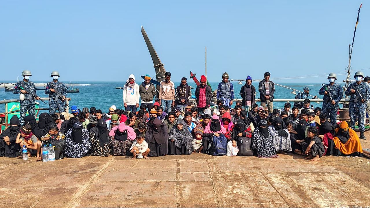 বঙ্গোপসাগরে বড় ধরনের মানবপাচার চেষ্টা ব্যর্থ: ১০ দালালসহ ২৭৩ জন উদ্ধার
