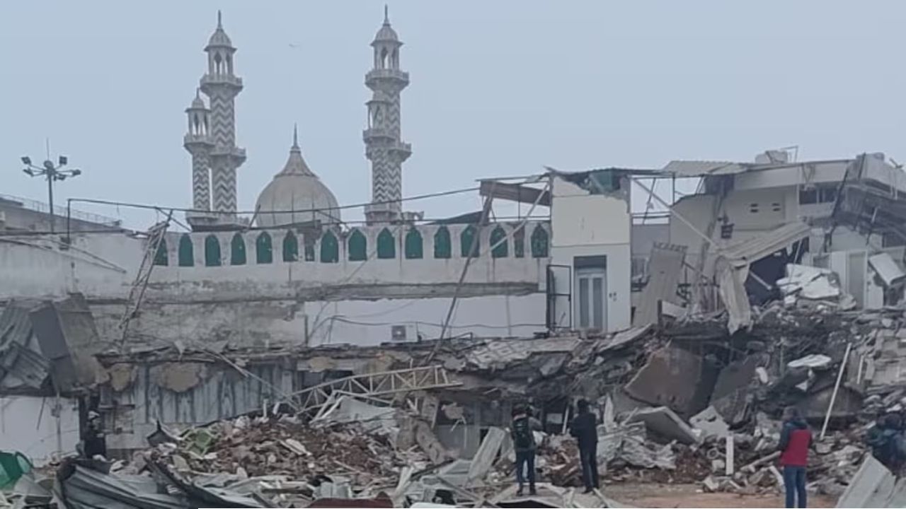 দিল্লিতে শতবর্ষী মসজিদের পাশে উচ্ছেদ অভিযান ঘিরে উত্তেজনা