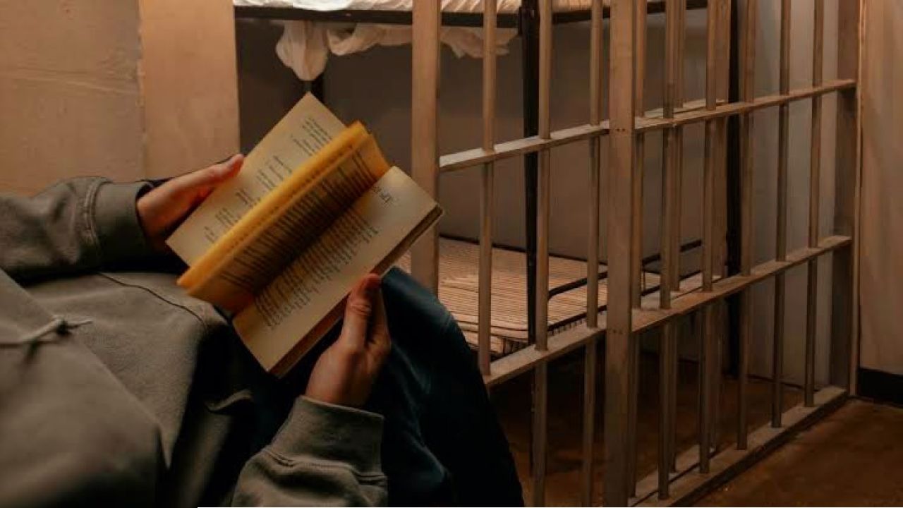 বই পড়লে মুক্তির পথে এক ধাপ এগোবে বন্দিরা: উজবেকিস্তানের নতুন মানবিক উদ্যোগ