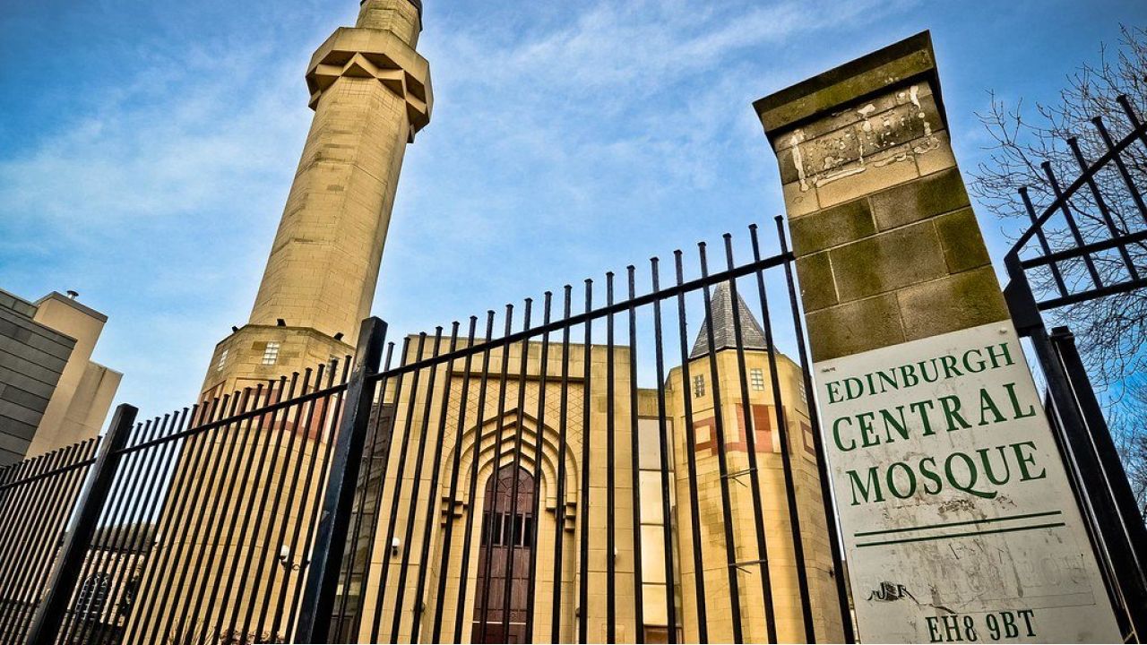 স্কটল্যান্ডে ধর্মীয় সম্প্রীতিতে আঘাত: এডিনবরা কেন্দ্রীয় মসজিদে বর্ণবাদী হামলা