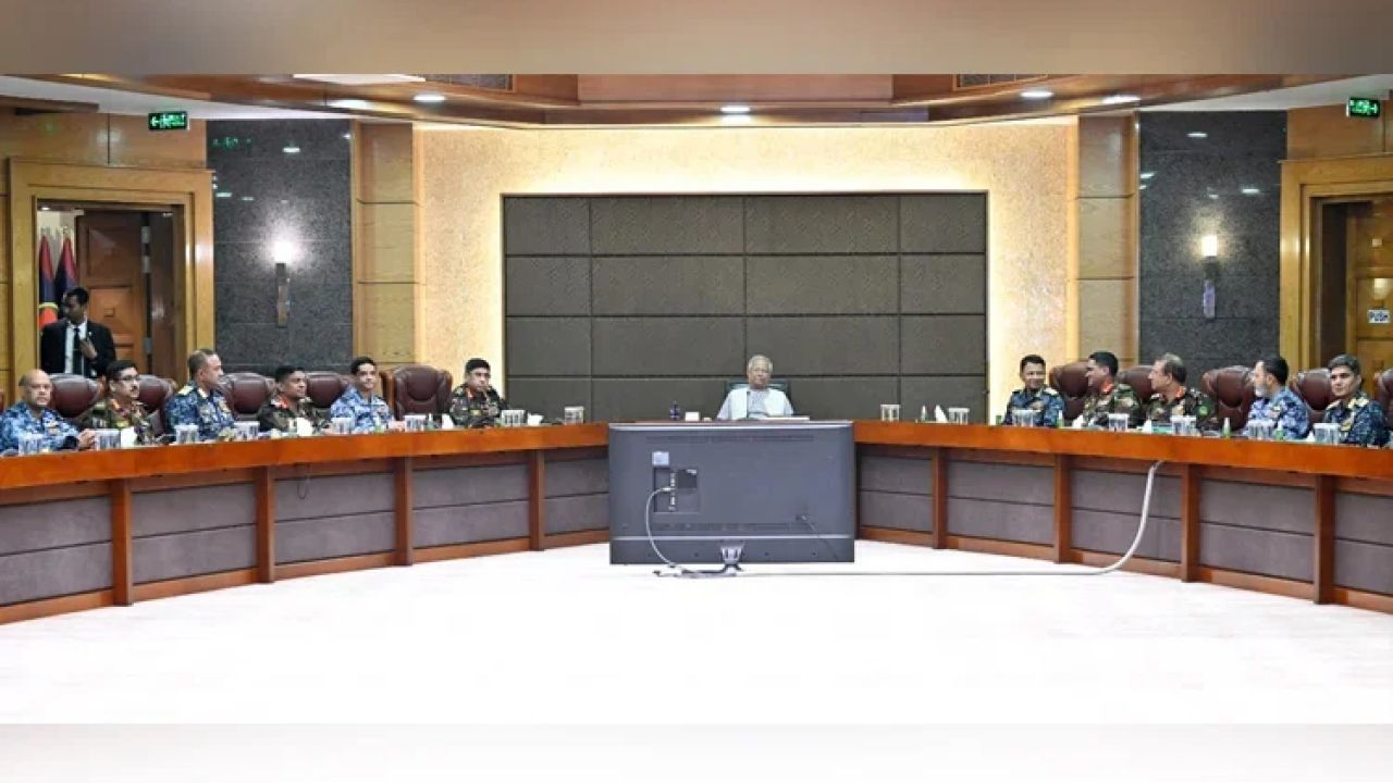 অবাধ, সুষ্ঠু ও গ্রহণযোগ্য নির্বাচন নিশ্চিত করতে সশস্ত্র বাহিনীকে সর্বোচ্চ সতর্ক থাকার নির্দেশ প্রধান উপদেষ্টার