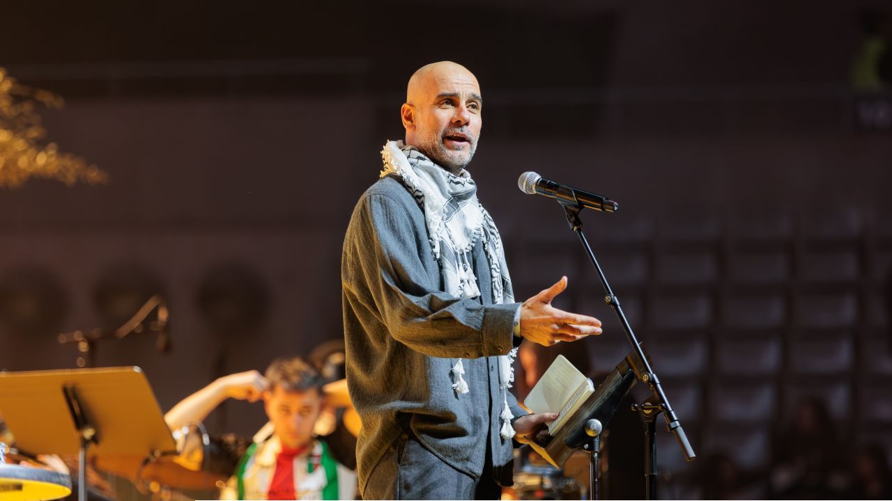 কেফিয়ায় মোড়ানো কণ্ঠস্বর: ফিলিস্তিন ইস্যুতে বিশ্ব নীরবতার বিরুদ্ধে গার্দিওলার তীব্র প্রতিবাদ