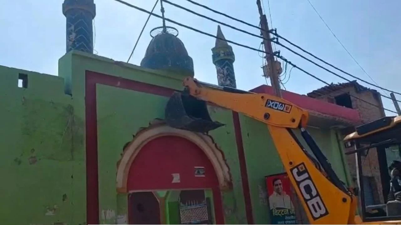 ভারতের সম্ভলে মাদরাসা ও বসতবাড়ি গুঁড়িয়ে দিল প্রশাসন; জনমনে তীব্র ক্ষোভ ও আতঙ্ক