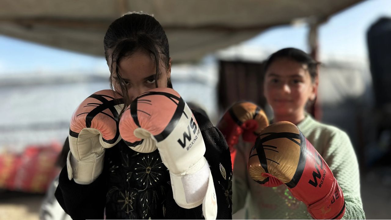 ধ্বংসস্তূপের মাঝে 'বক্সিং': গাজার তাঁবুতে ফিলিস্তিনি কিশোরীদের আত্মরক্ষার লড়াই
