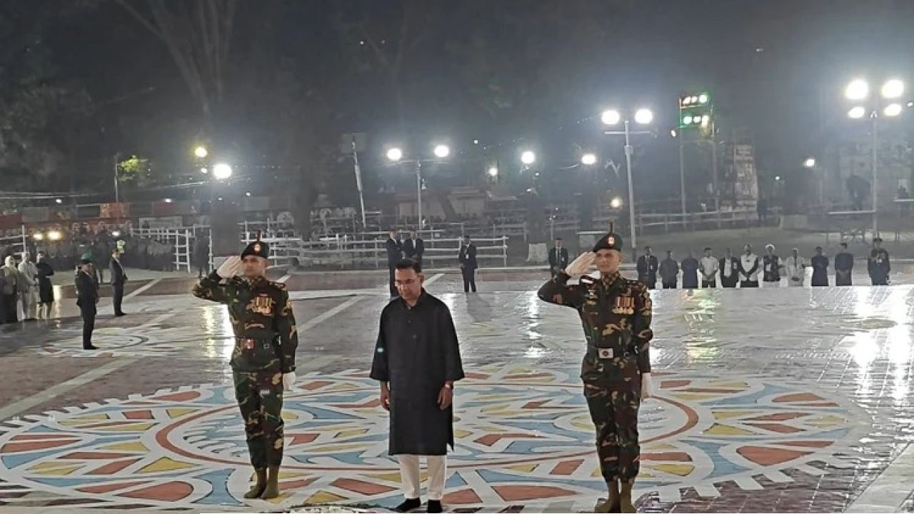 কেন্দ্রীয় শহীদ মিনারে ভাষা শহীদদের প্রতি প্রধানমন্ত্রী তারেক রহমানের বিনম্র শ্রদ্ধা