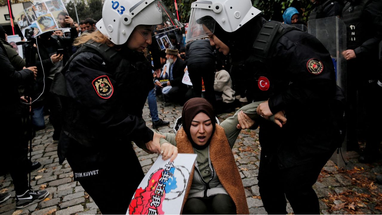 চীনে ফেরত পাঠানো ৪০ উইঘুর মুসলিমের খোঁজ অজানা, বিশেষজ্ঞদের উদ্বেগ