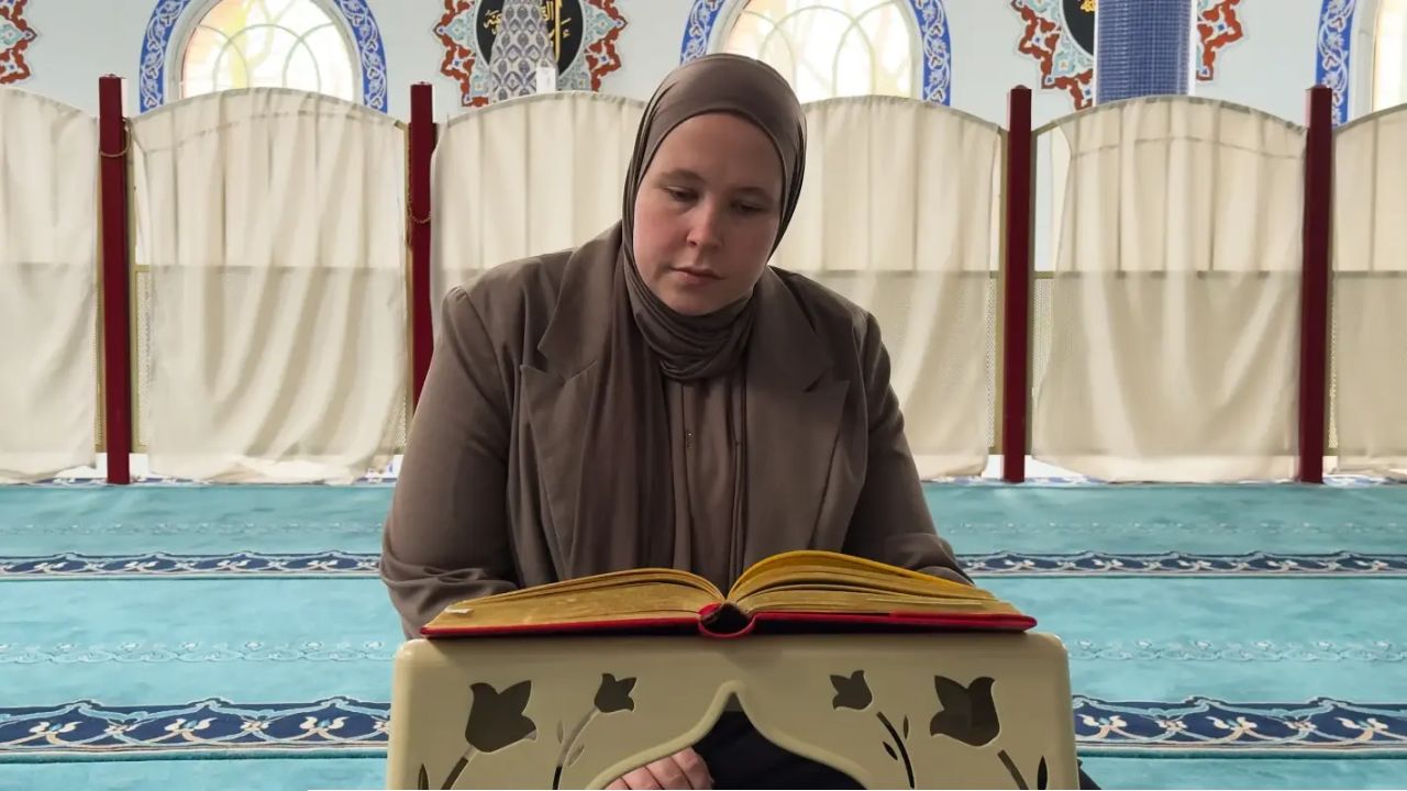 ইসলাম গ্রহণ করে মানসিক ও শারীরিক প্রশান্তি পেলেন ডাচ তরুণী জয়নব