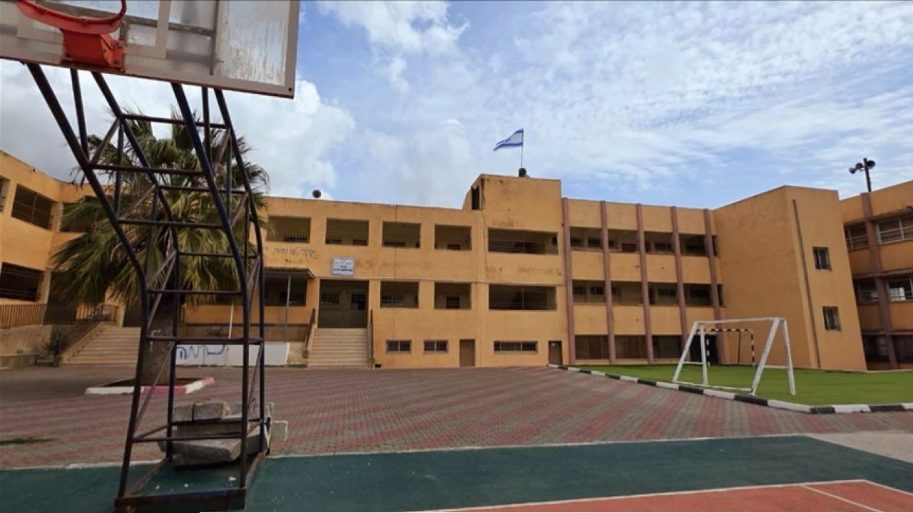 ফিলিস্তিনি স্কুলে ইসরায়েলিদের তাণ্ডব: পতাকা পরিবর্তন ও দেয়ালজুড়ে বর্ণবাদী স্লোগান