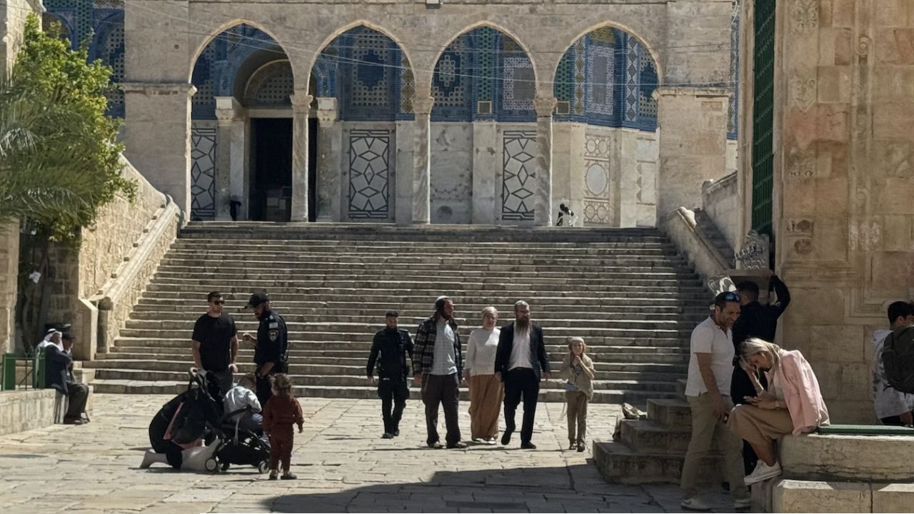 মসজিদুল আকসায় পশু নিয়ে প্রবেশের চেষ্টা: উগ্রপন্থী ইহুদিদের ছাগল নিয়ে প্রবেশের উদ্যোগ