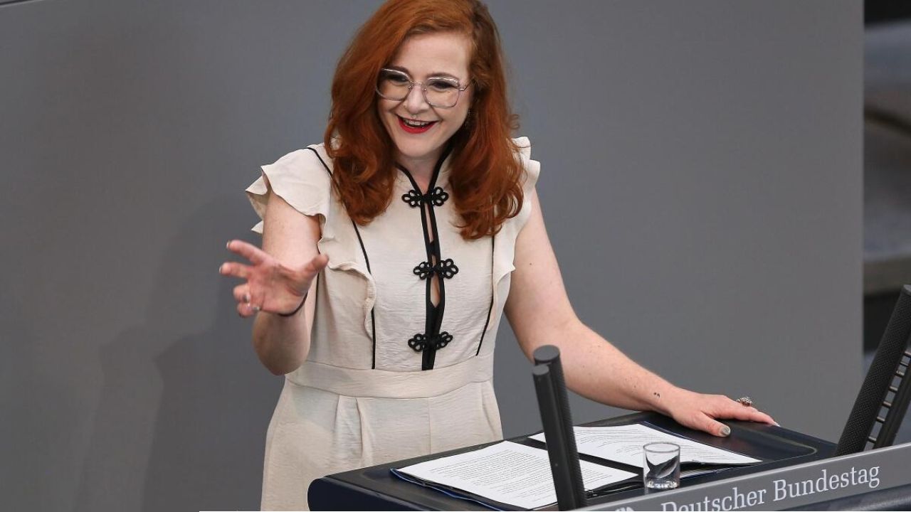 জার্মান পার্লামেন্টে কট্টরপন্থীদের ইসলামভীতি ছড়ানোর অপচেষ্টা: সালাম দিয়ে প্রতিবাদ নারী এমপির