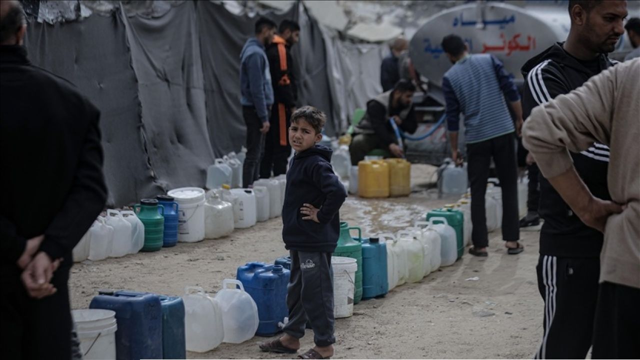 গাজায় ইসরায়েলি হামলায় অকেজো পানিশোধনাগার: বিশুদ্ধ পানির সংকটে ৫ লাখ মানুষ