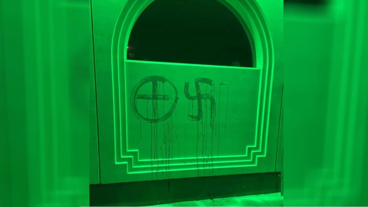 সুইডেনের মসজিদে বর্ণবাদী হামলা: দেয়ালে আঁকা হলো নাৎসি প্রতীক