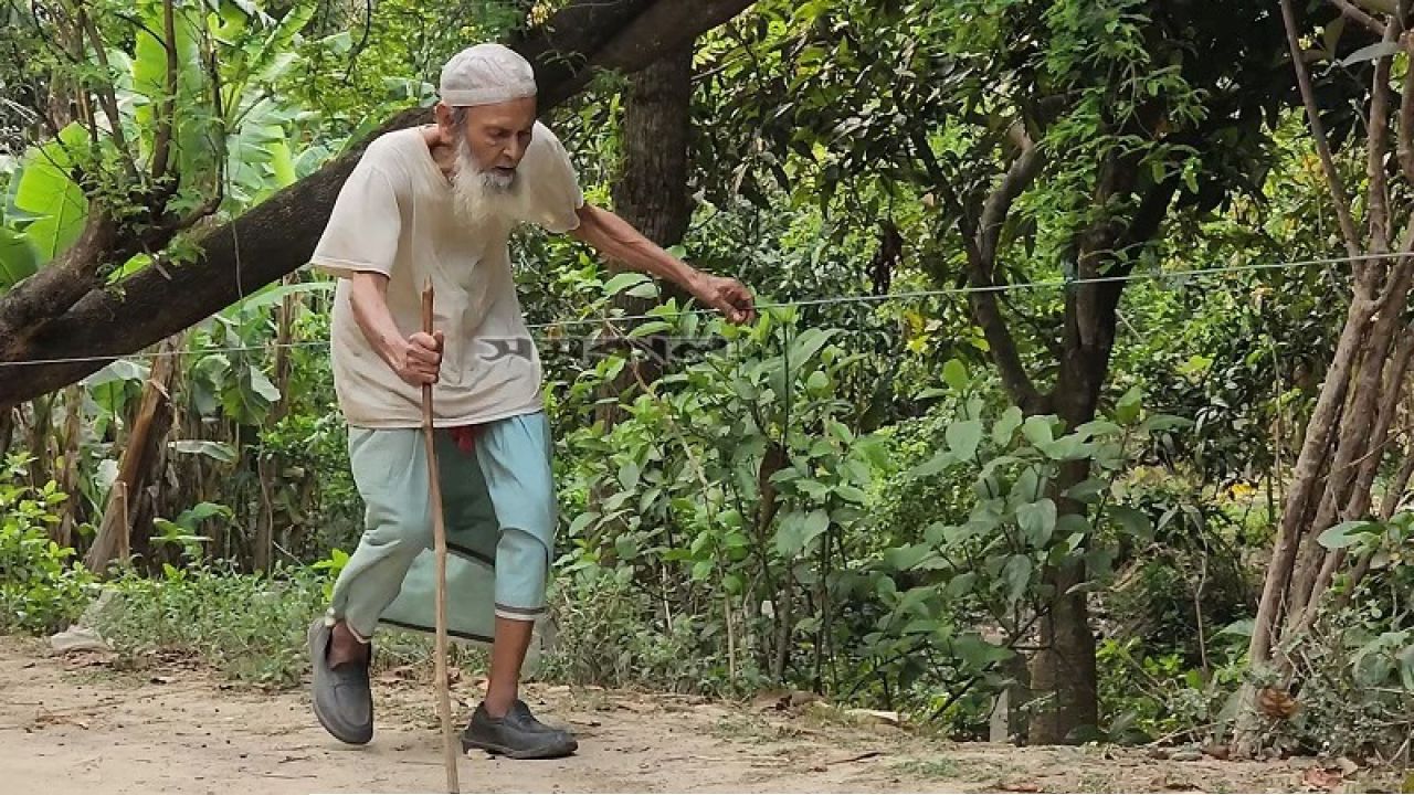 দড়ি ও বাঁশের সহায়তায় মসজিদে যাওয়া শতবর্ষী অন্ধ মুয়াজ্জিন আব্দুর রহমান আর নেই