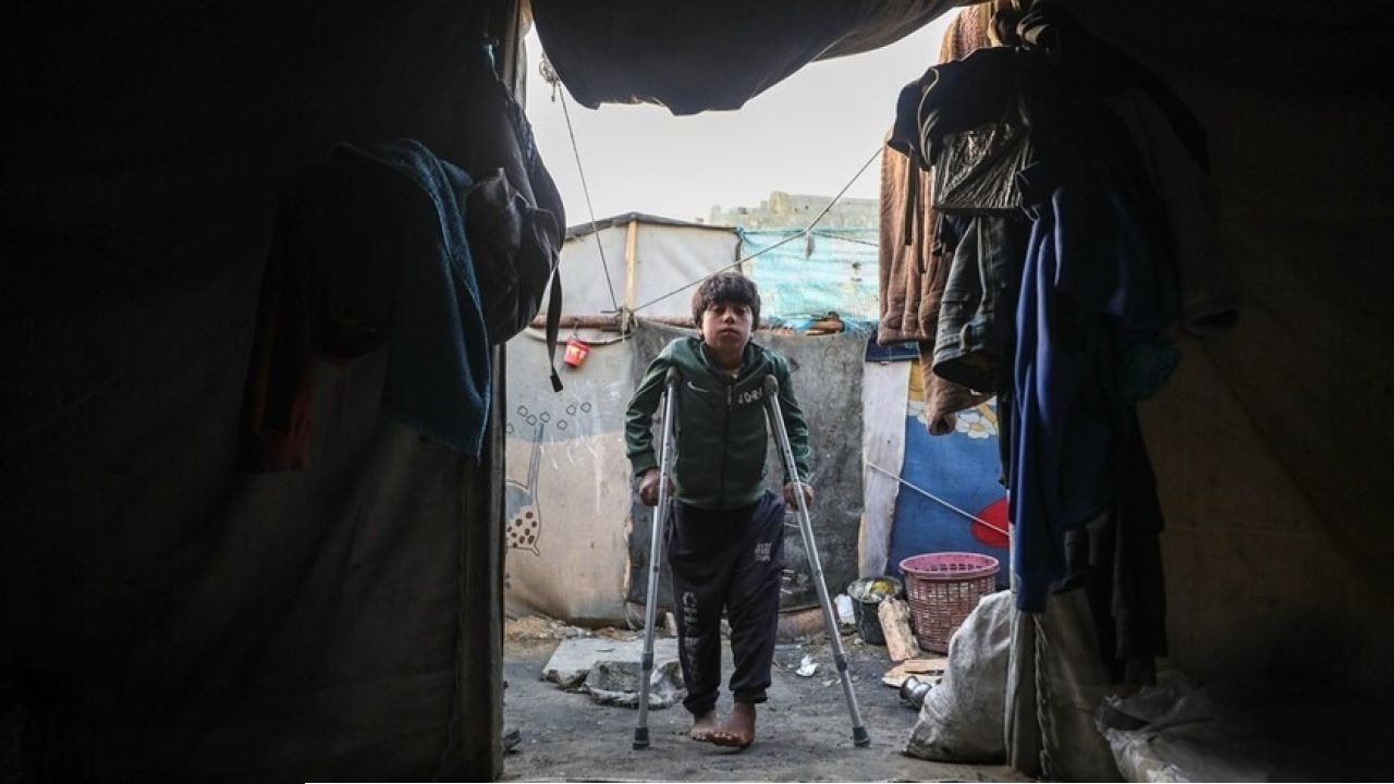 ইসরায়েলি হামলায় পঙ্গুত্ব বরণকারী গাজার ইয়াসিরের আকুতি: আমি কি আর কখনো দৌড়াতে পারব?