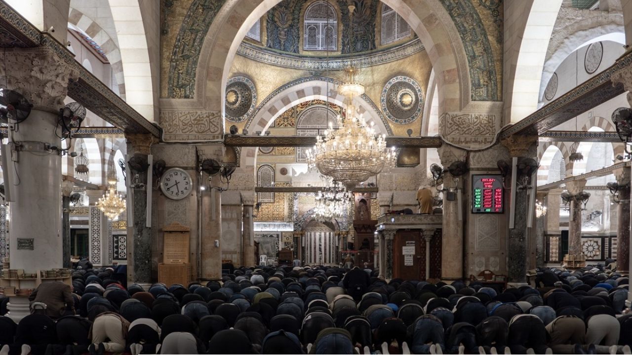 ৪১ দিন পর মুসল্লিদের জন্য খুলে দেওয়া হলো পবিত্র আল-আকসা মসজিদ