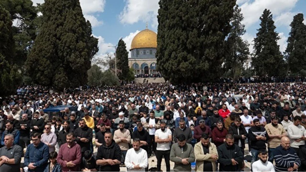 ৪১ দিন পর আল-আকসা মসজিদে জুমার নামাজ: বাধা পেরিয়ে লাখো মুসল্লির ঢল