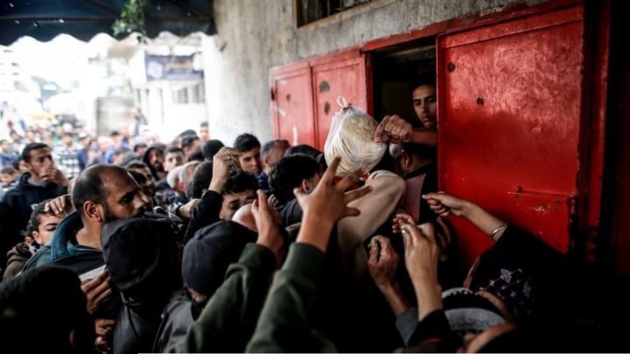 যুদ্ধের চেয়েও ভয়াবহ ক্ষুধা: গাজায় রুটির তীব্র সংকট, বিপর্যয়ের মুখে খাদ্য নিরাপত্তা