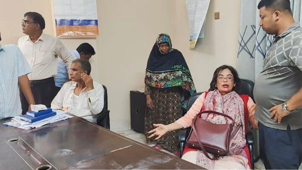 রাজশাহীতে পরীক্ষা কেন্দ্রে হামলা: ১৪৪ ধারা ভেঙে নারী শিক্ষককে জুতা দিয়ে মারধর