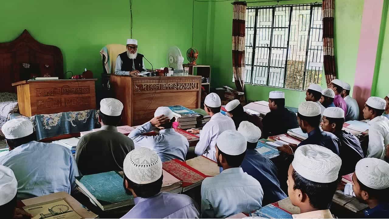 রাষ্ট্রীয় দায়িত্ব শেষে প্রিয় আঙিনায়: শিক্ষকতায় ফিরলেন সাবেক ধর্ম উপদেষ্টা ড. আ ফ ম খালিদ হোসেন