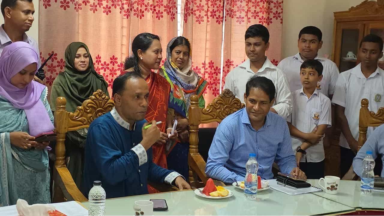 নিজের স্কুলে ফুলের শুভেচ্ছা প্রত্যাখ্যান করে ক্ষোভ প্রকাশ ডেপুটি স্পিকার ব্যারিস্টার কায়সার কামালের