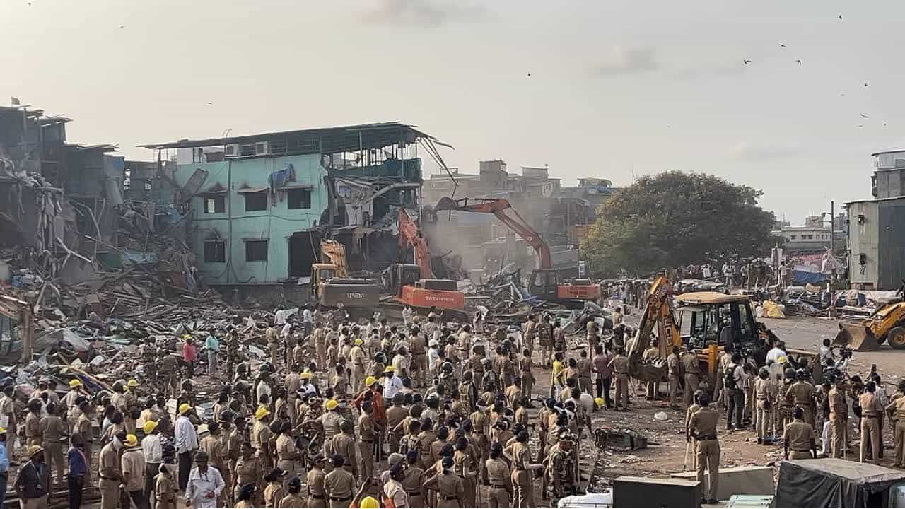 মুম্বাইয়ে উচ্ছেদের নামে প্রাচীন মসজিদ ধ্বংস: পুলিশি লাঠিচার্জ ও আতঙ্কে সাধারণ মানুষ