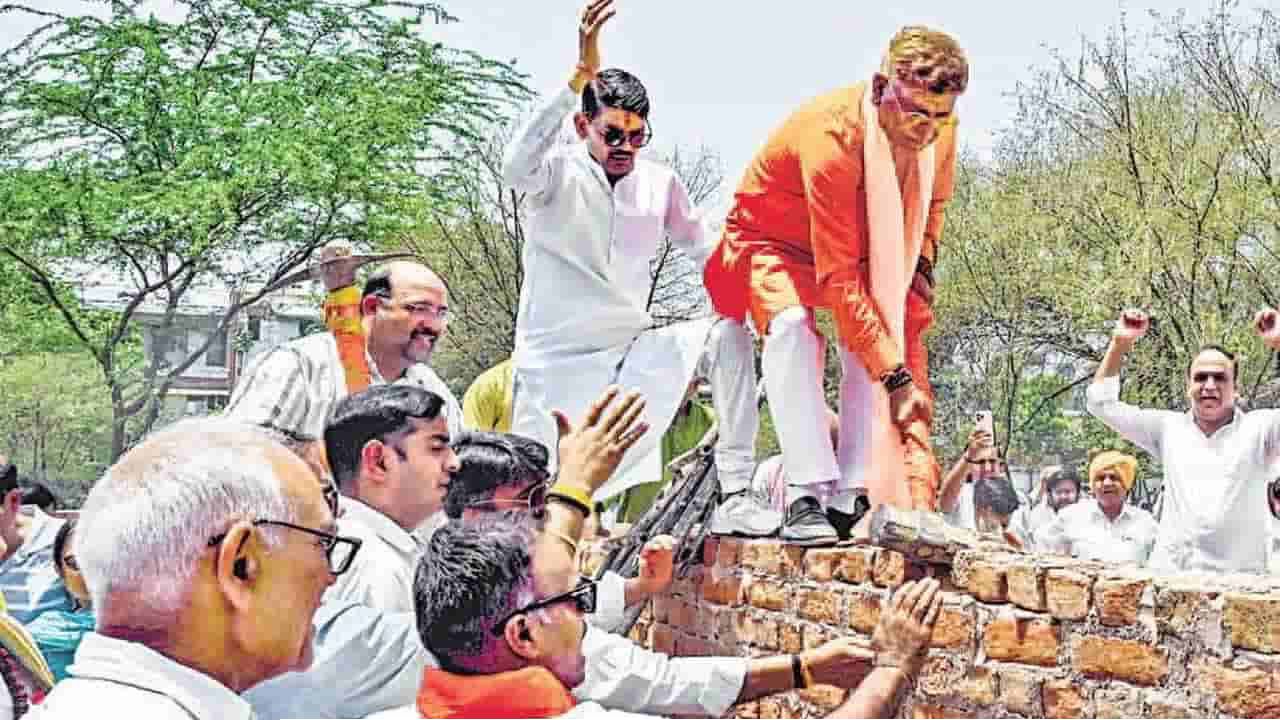 দেয়ালকে 'অবৈধ মাদরাসা' দাবি করে গুঁড়িয়ে দিলেন বিজেপি বিধায়ক ও সমর্থকরা