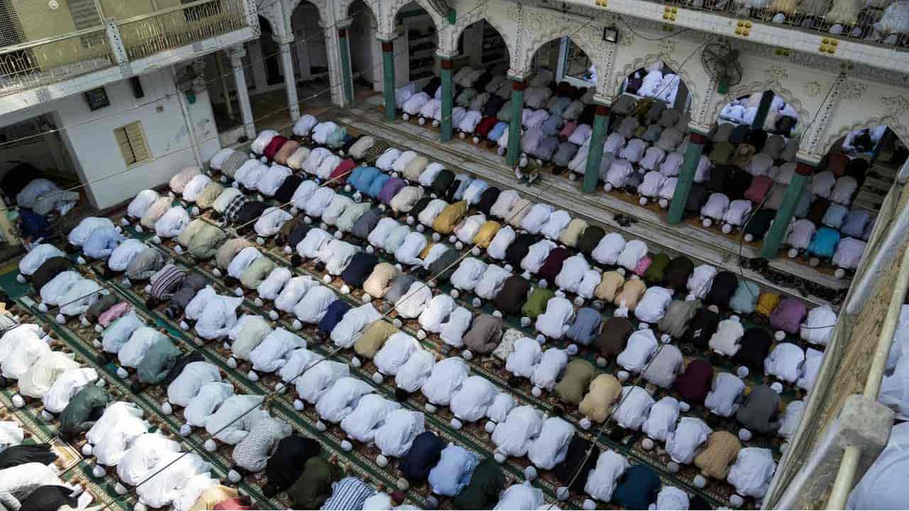 ভারতে মুসলিমদের উন্মুক্ত স্থানে ঈদের নামাজে বাধা ও চরম নিরাপত্তাহীনতা
