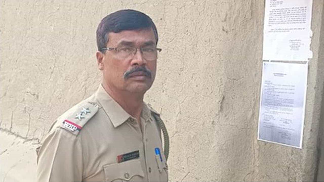 ৩৭ বছর ধরে রাষ্ট্র সুরক্ষায় নিয়োজিত বাঙালি মুসলিম পুলিশের নামই কাটা গেল ভোটার তালিকা থেকে