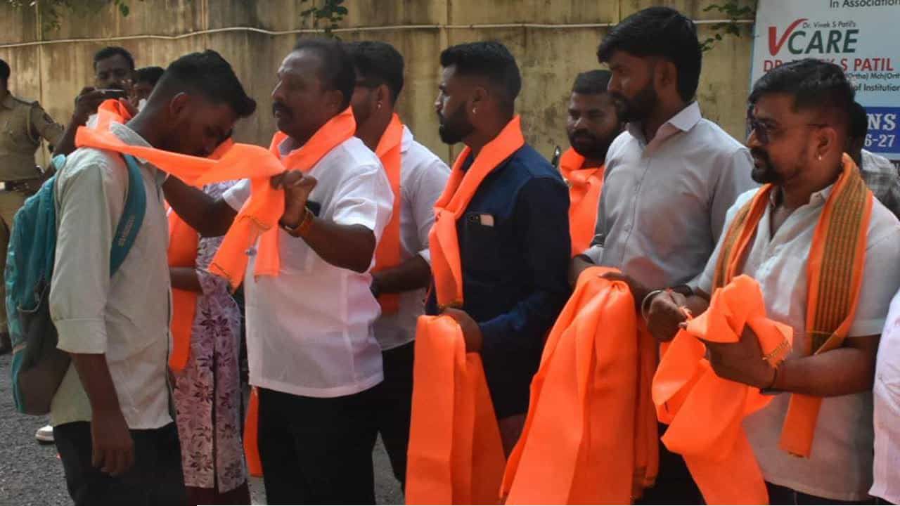 কর্ণাটকে হিজাব নিষেধাজ্ঞা প্রত্যাহারের জেরে গেরুয়া স্কার্ফ বিতরণের মাধ্যমে হিন্দুত্ববাদীদের প্রতিবাদ