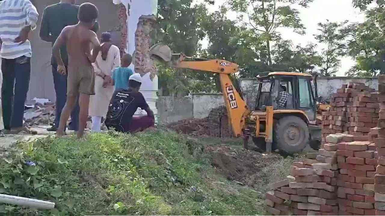  উত্তরপ্রদেশে আবারও বুলডোজার আতঙ্ক: মোরাদাবাদে গুঁড়িয়ে দেওয়া হলো ঐতিহাসিক মসজিদ