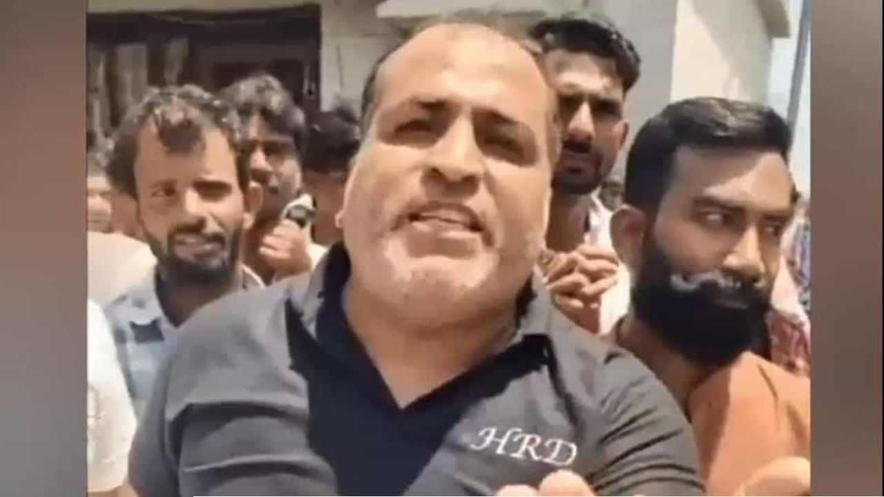 ভারতে মুসলিমদের গর্ভ থেকে সন্তান চিরে বের করে হত্যার হুমকি উগ্র হিন্দুত্ববাদী নেতার