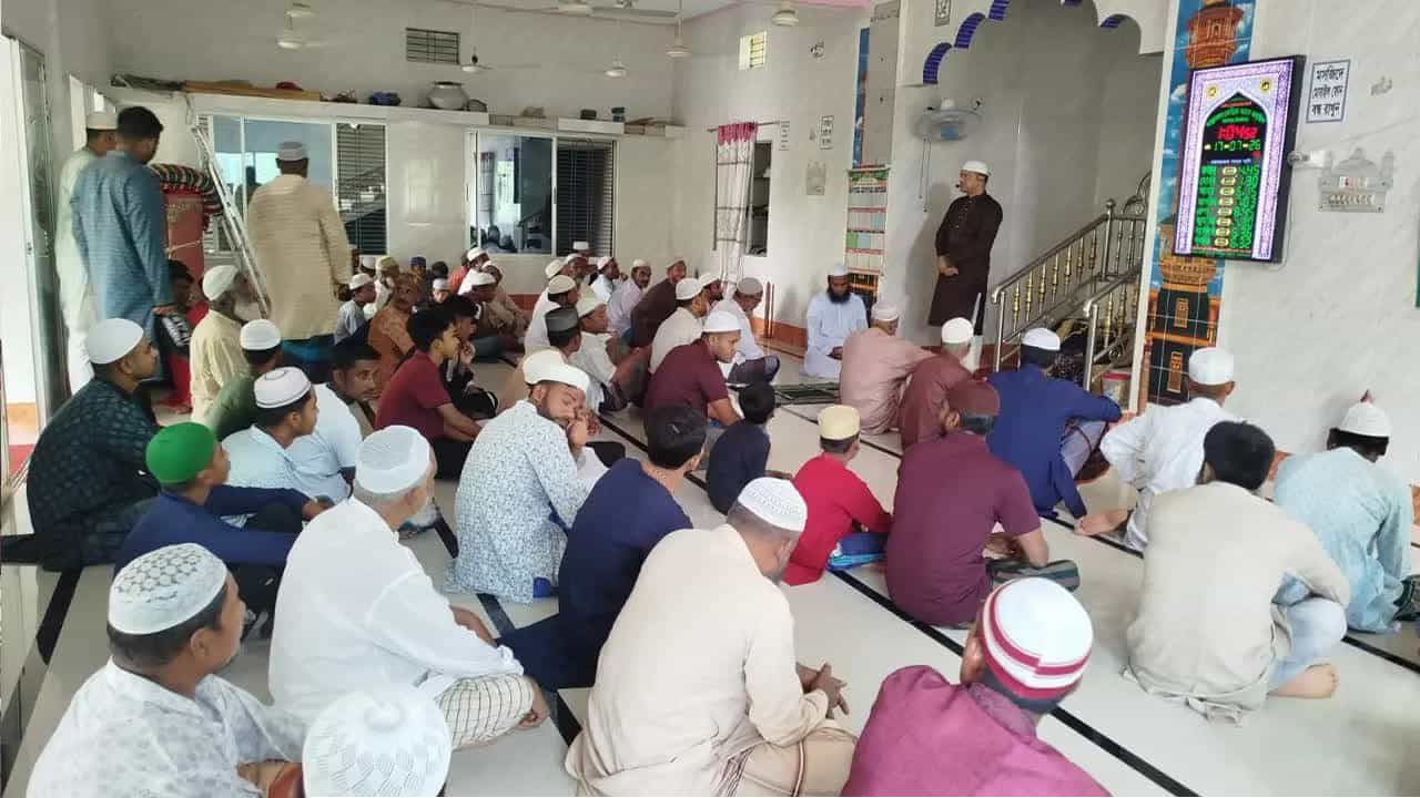 ঝিনাইদহে ইমাম পরিবর্তন নিয়ে বিএনপি-জামায়াত বিরোধ: মসজিদের ভেতরে ও বারান্দায় পৃথক জুমার জামাত