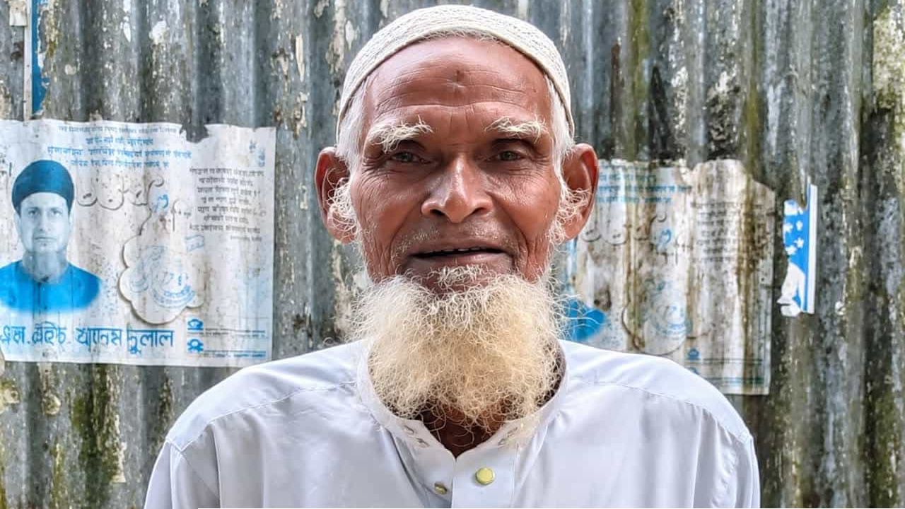 ১৫ বছর আগের ১০০ টাকা ফেরাতে ২০ কিমি পথ হাঁটলেন বৃদ্ধ: ব্রাহ্মণবাড়িয়ায় সততার অনন্য দৃষ্টান্ত