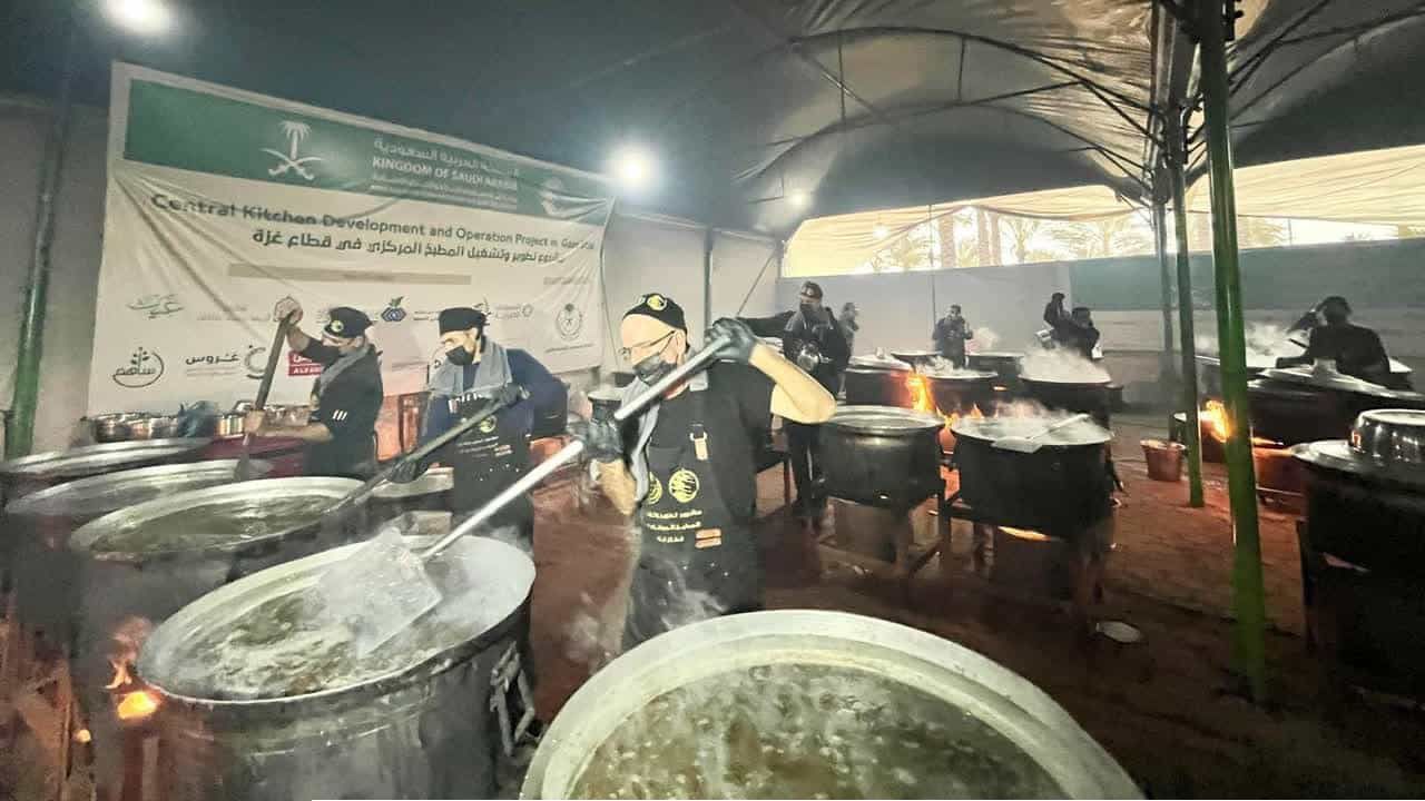 গাজায় বাদশাহ সালমান ত্রাণ কেন্দ্রের ২৪,৫০০ প্যাকেট গরম খাবার বিতরণ