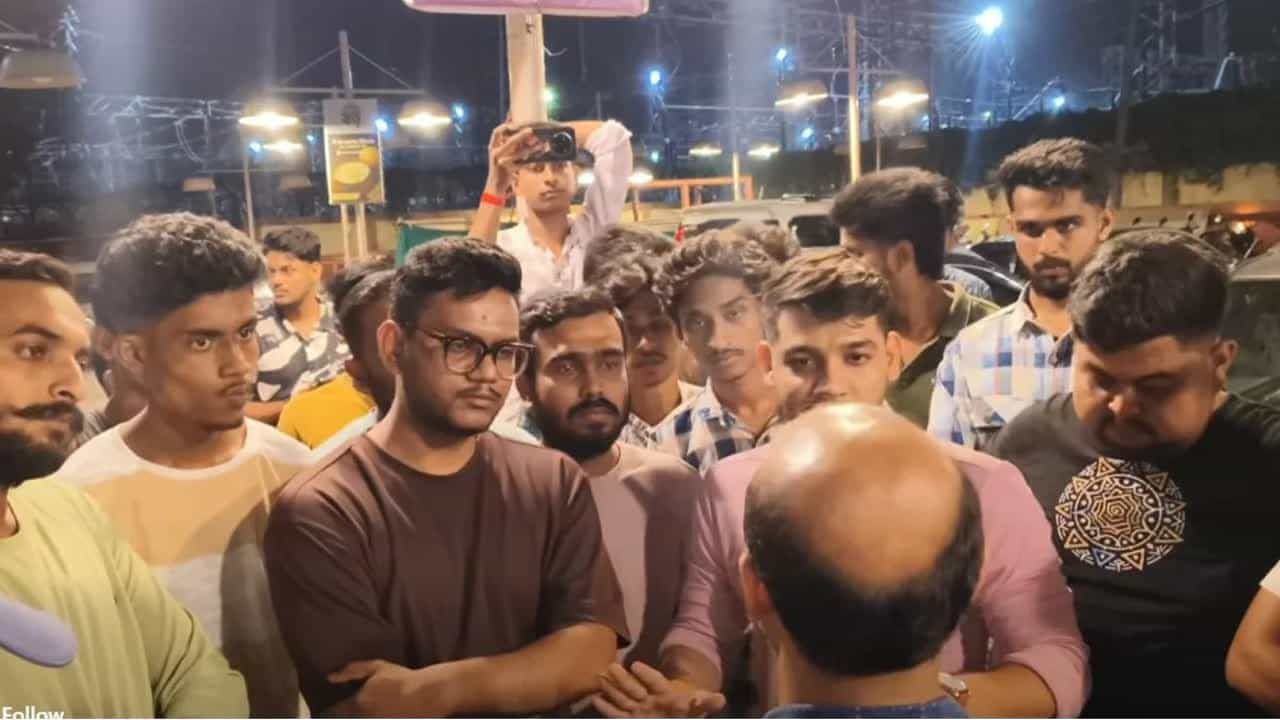 পশ্চিমবঙ্গে ‘শুধুমাত্র হালাল’ মাংস পরিবেশনের অভিযোগে রেস্তোরাঁয় বিজেপি কর্মীদের বিক্ষোভ