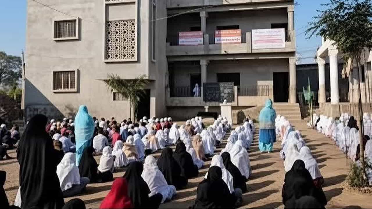 মহারাষ্ট্রে সংখ্যালঘু শিক্ষা প্রতিষ্ঠানের সনদে কড়াকড়ির নীতি: প্রশাসনিক নজরদারির অজুহাতে সাংবিধানিক অধিকার হরণের আশঙ্কা